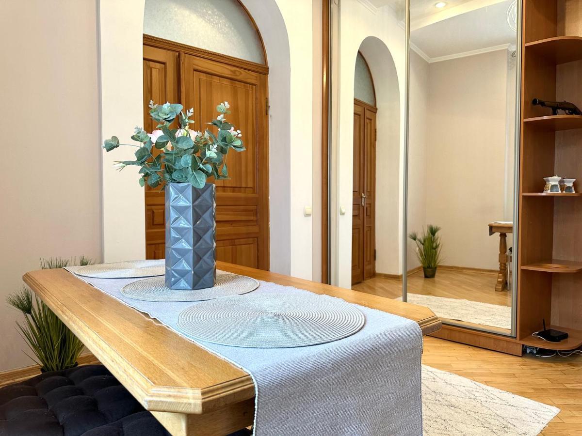 Apartments In The City Center, Near A Theatre, Zlata Plaza Rivne Exterior foto