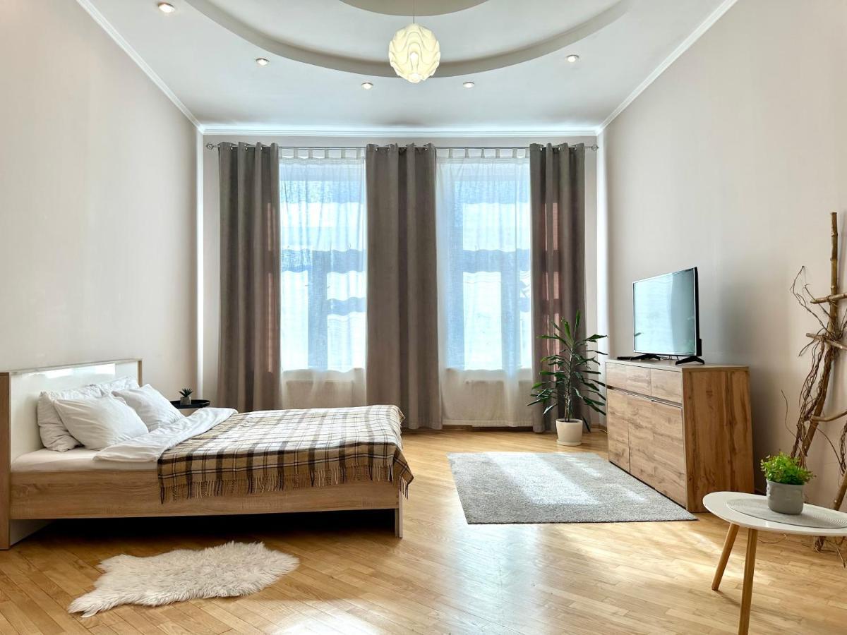 Apartments In The City Center, Near A Theatre, Zlata Plaza Rivne Exterior foto